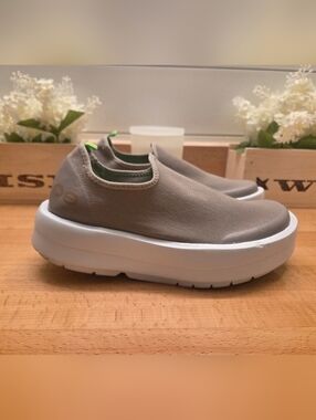 OOFOS OOmg eeZee Low Recovery Shoe Taupe/White Womens Size 9